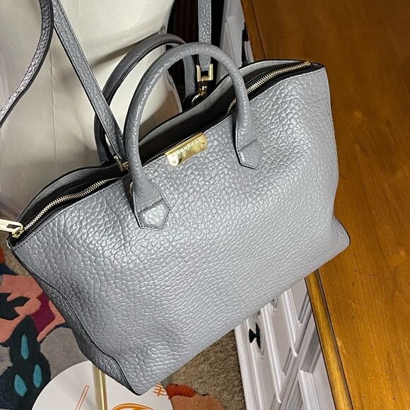 NWT/Burberry gray Leather Tote Bag
Vintage designer shoulder/tote handbag - Picture 4 of 13